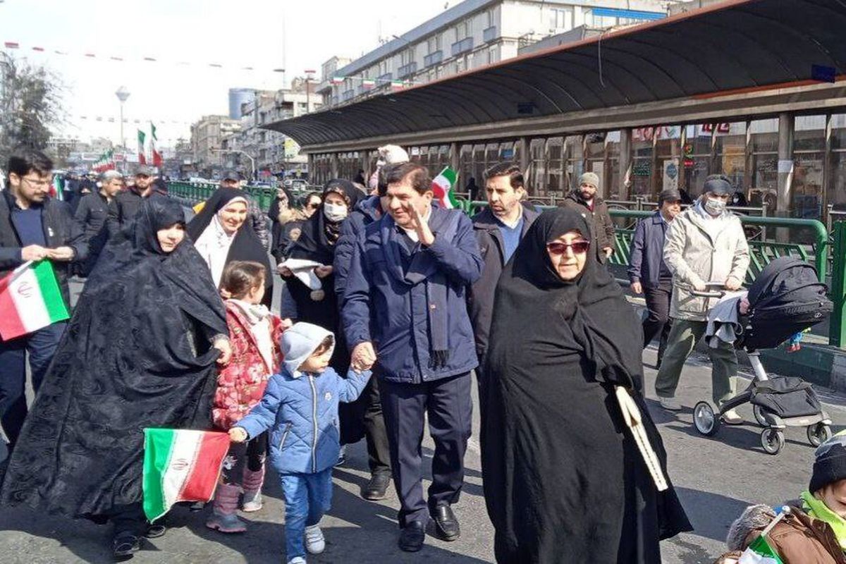 حضور مخبر به همراه خانواده‌اش در راهپیمایی 22بهمن